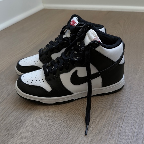 Nike Black and White Sneakers with Red Accents - Picture 2 of 4